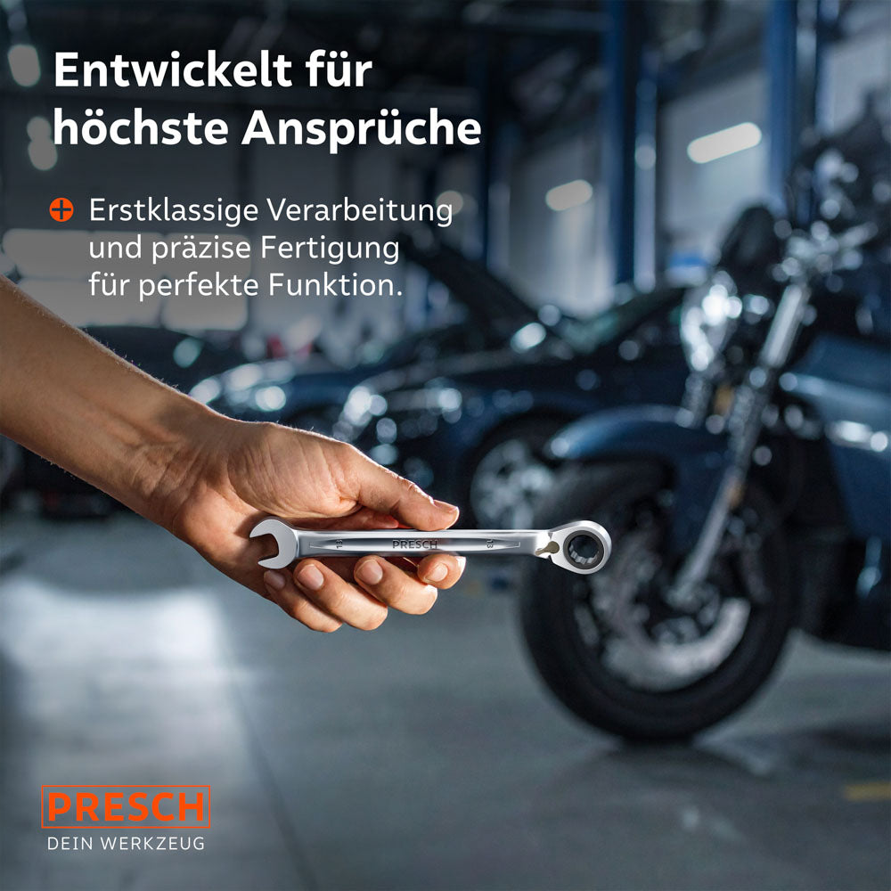 Eine Hand präsentiert den schlanken Ratschenschlüssel in einer professionellen Werkstattumgebung mit Fahrzeugen im Hintergrund. Unterstreicht die präzise Fertigung für den Profi-Einsatz.