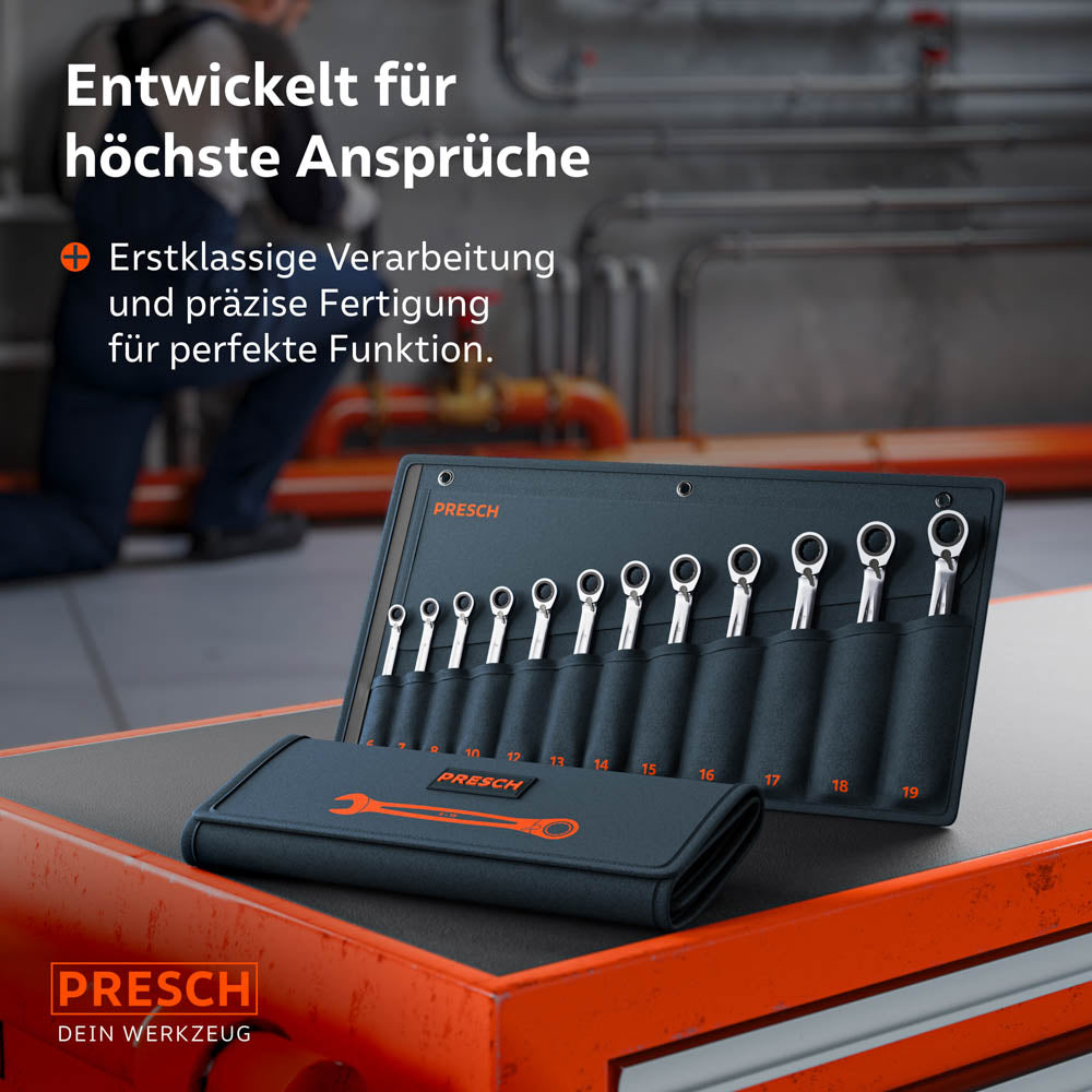Das 12-teilige Set in der Rolltasche auf einem Werkstattwagen. Im Hintergrund arbeitet ein Mechaniker an Industrieanlagen, was die erstklassige Verarbeitung für Profi-Einsätze hervorhebt.