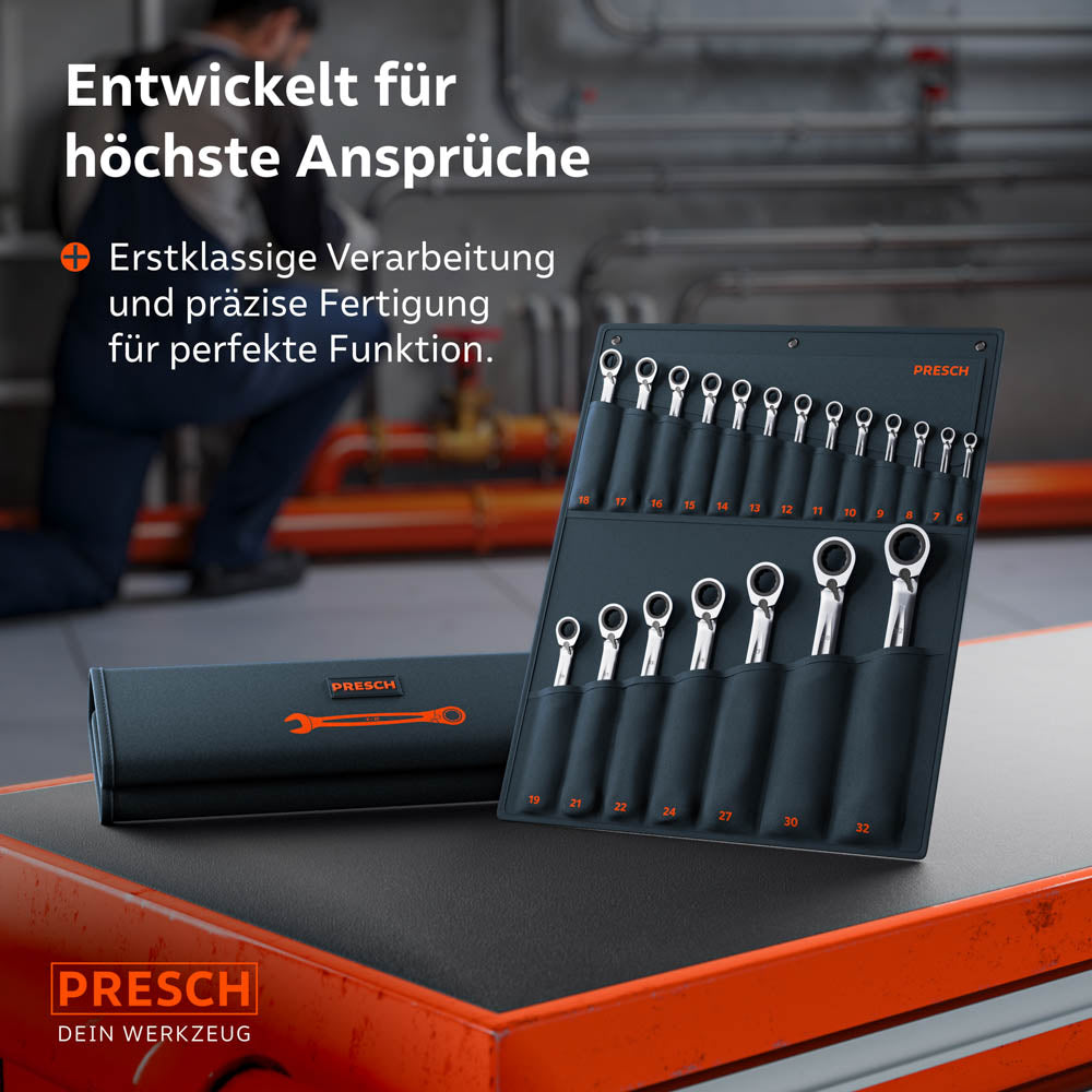 Die Rolltasche mit dem 20-teiligen  umschaltbaren Profi-Set auf einem roten Werkstattwagen. Im Hintergrund arbeitet ein Handwerker an industriellen Anlagen, was die Eignung für härteste Einsätze betont.