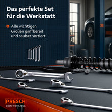 Die fünf umschaltbaren Schlüssel liegen sortiert auf einer Werkbank neben Werkstattequipment. Im Hintergrund ist die Rolltasche an einer Werkzeugwand befestigt, was die professionelle Organisation verdeutlicht.