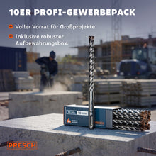 Une perceuse à percussion SDS-Plus est debout sur la boîte de rangement pour 10 pièces, un artisan travaille en arrière-plan sur un grand chantier.