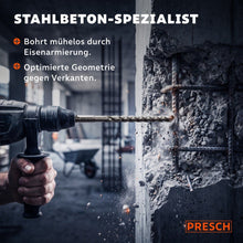 Marteau perforateur avec foret SDS-Plus perce un mur en béton armé, des étincelles jaillissent autour des barres d'armature