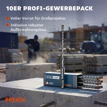 Une perceuse à percussion SDS-Plus est debout sur la boîte de rangement pour 10 pièces, un artisan travaille en arrière-plan sur un grand chantier.
