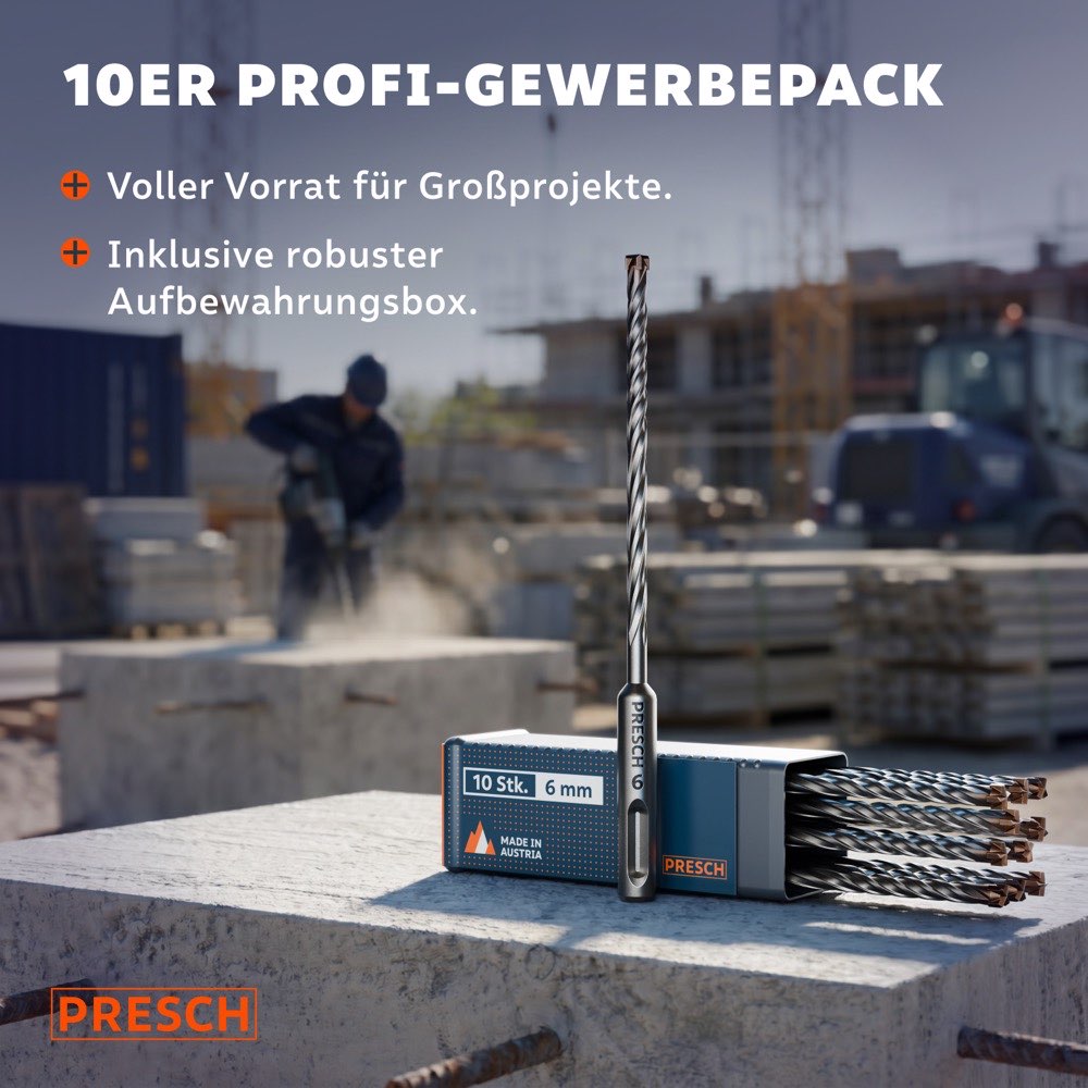 Ein SDS-Plus Hammerbohrer steht aufrecht auf der Aufbewahrungsbox für 10 Stück, im Hintergrund arbeitet ein Handwerker auf einer Großbaustelle