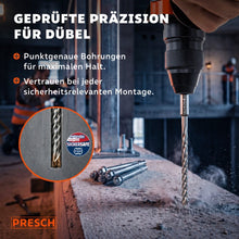 Boorhamer zet SDS-Plus boor nauwkeurig in beton, daarnaast liggende pluggen met SICHERSAFE-certificeringslogo in de afbeelding