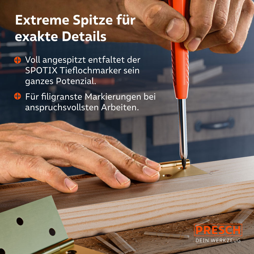 Filigrane Anwendung: Der voll angespitzte SPOTIX Tieflochmarker markiert exakt die Bohrpunkte für ein goldenes Türscharnier auf einem Holzwerkstück.