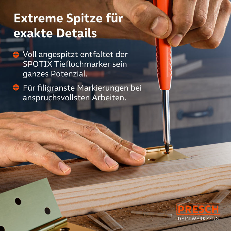 Filigrane Anwendung: Der voll angespitzte SPOTIX Tieflochmarker markiert exakt die Bohrpunkte für ein goldenes Türscharnier auf einem Holzwerkstück.