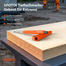 Robustheit im Außeneinsatz: Der SPOTIX Tieflochmarker liegt zusammen mit seinem Köcher auf einem massiven Holzbrett auf einer Baustelle.
