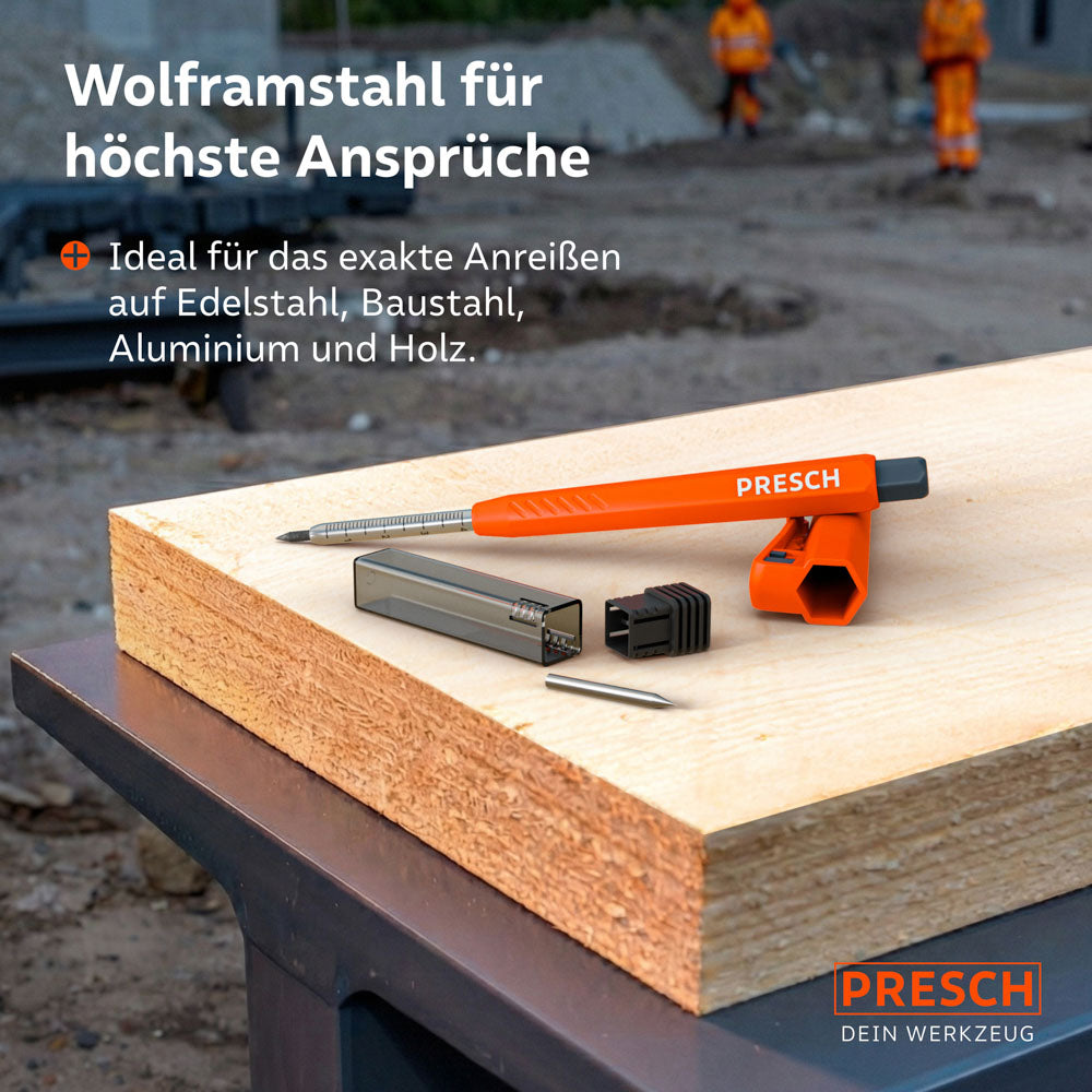 Der Tieflochmarker liegt zusammen mit der Anreißnadel und den Minen auf einem Holzbrett; ideal zum Anreißen auf Edelstahl, Aluminium und Holz.