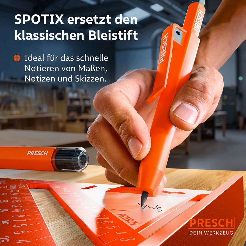 Nahaufnahme: Der SPOTIX Marker wird wie ein herkömmlicher Bleistift zum Skizzieren und Notieren von Maßen auf einer Holzoberfläche verwendet.