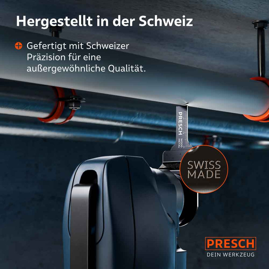 Zwitserse kwaliteitsgereedschap in gebruik: het extra smalle zaagblad bij het nauwkeurig insnijden in een kunststofbuis onder een plafond; “Swiss Made” voor de hoogste eisen.