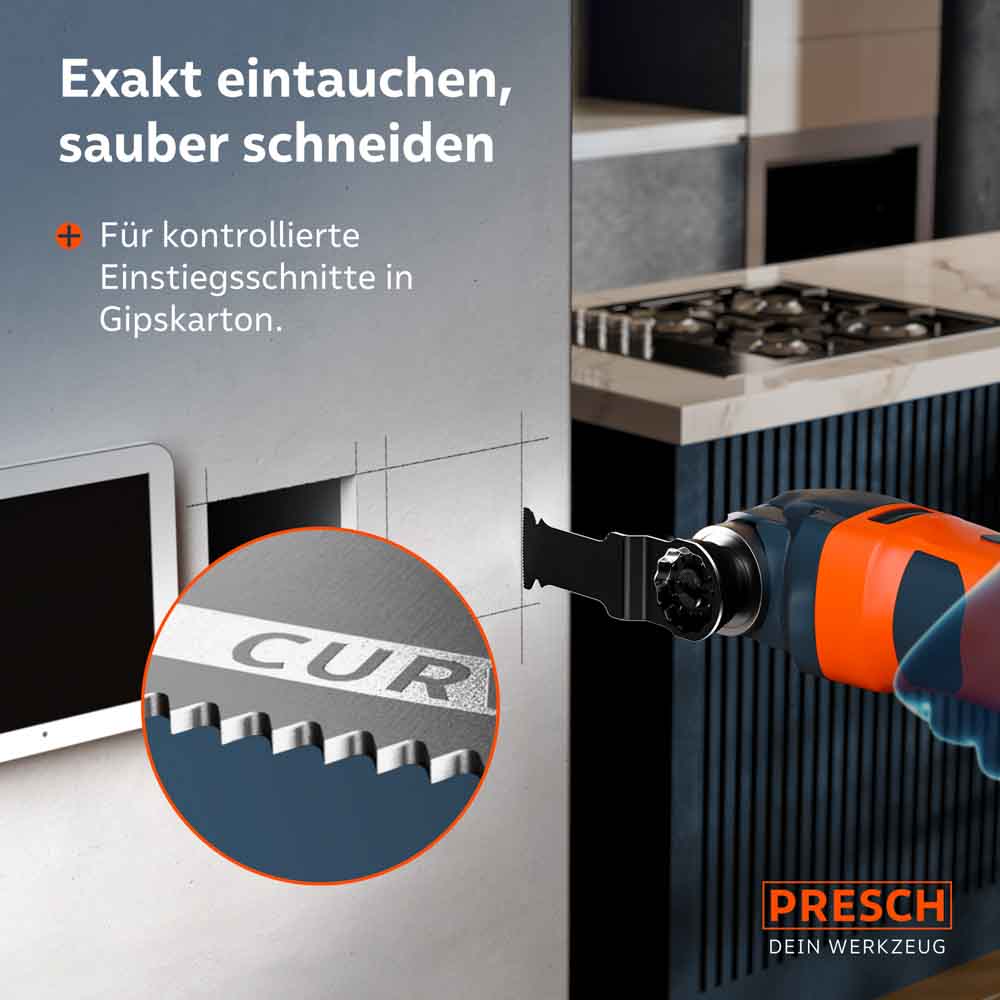 Präzise Vorbereitung für Elektroinstallationen: Das Multitool-Blatt beim kontrollierten Erstellen eines sauberen Ausschnitts in einer Gipskartonwand.