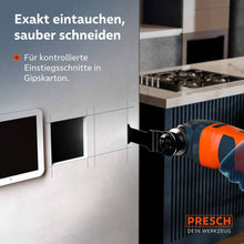 Precisie bij elektrische installaties: Het 32 mm brede metalen zaagblad bij het gecontroleerd maken van een nette uitsnede in een gipsplaatwand voor inbouwdozen.