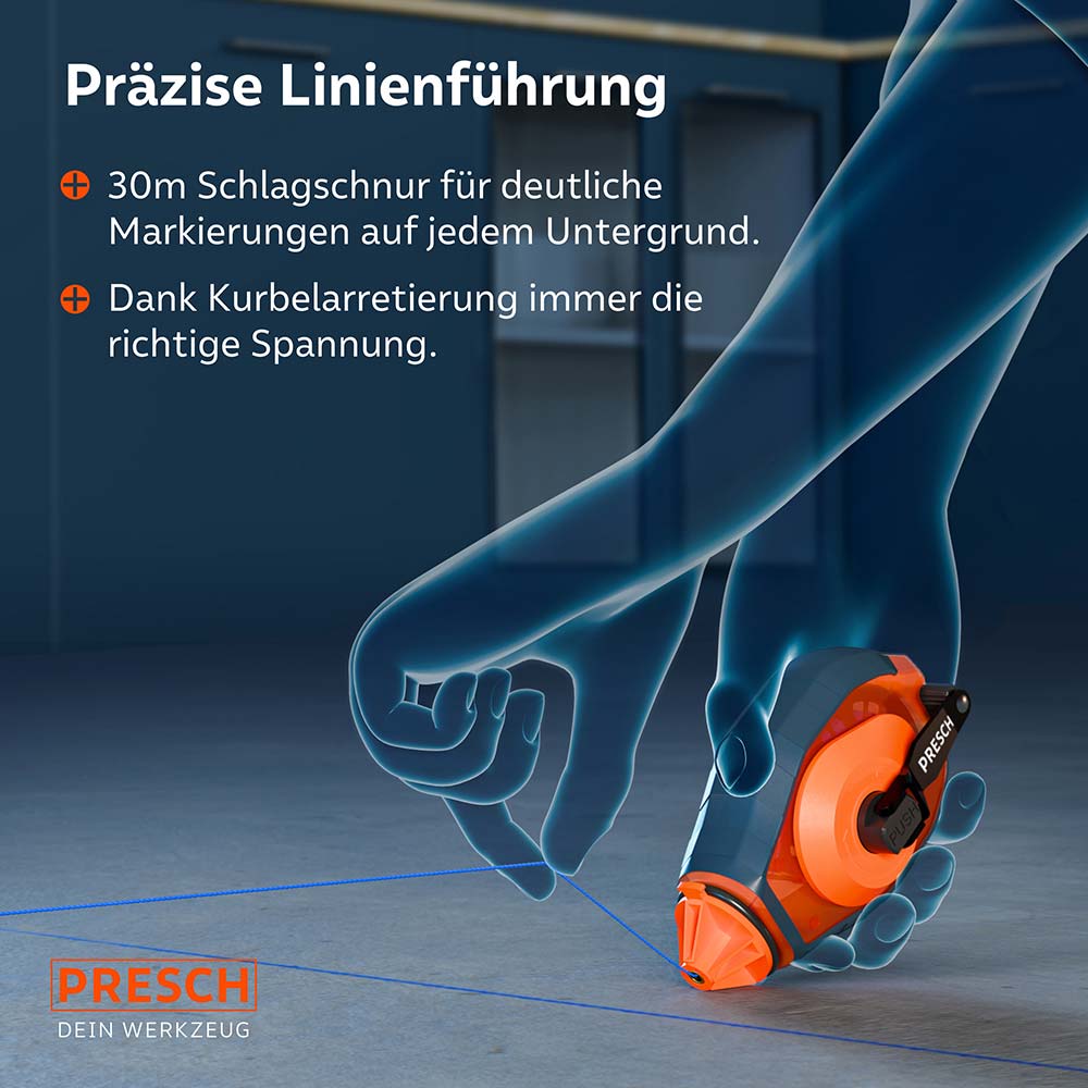 Demonstration der Anwendung auf Beton: Die 30m lange Schnur wird gespannt, um eine deutliche blaue Markierungslinie zu erzeugen; Kurbelarretierung sorgt für optimale Spannung.