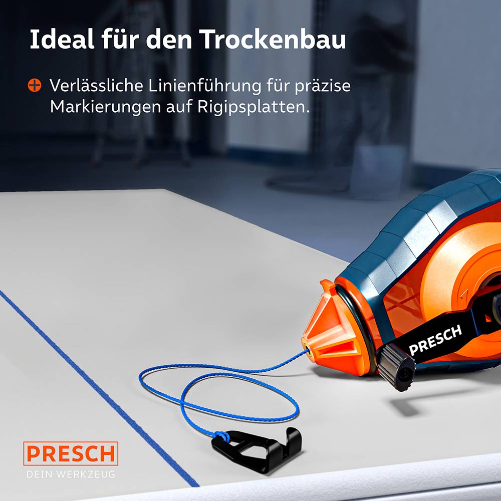 Präzise Markierung einer blauen Trennlinie auf einer Gipsfaserplatte; verlässliche Linienführung für exakte Schnitte im Innenausbau.