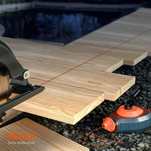 Préparation précise pour la découpe : La marque de corde de frappe rouge sert de ligne directrice exacte pour les scies circulaires manuelles lors du travail de longues planches en bois.