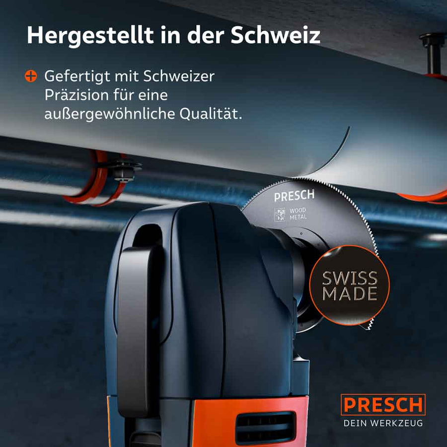 Zwitserse precisiegereedschap in gebruik: Het 85 mm segmentzaagblad bij een naadloze snede van een kunststofbuis onder een plafond; “Swiss Made” voor de hoogste snijkwaliteit.