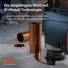 Duurzaamheid bij zachte metalen: Het onderzaagblad bij het rechtlijnig snijden van een koperen buis op vloerhoogte; ideaal voor dunwandige metalen buizen.