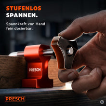 Hand dreht die Griffmutter der Spannbacke und stellt die Spannkraft stufenlos ein