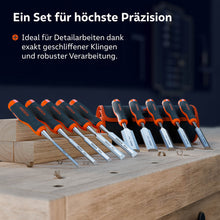 Alle 10 Stemmeisen van de set staan decoratief op een werkbank gerangschikt; op de achtergrond is de geopende gereedschapszak te zien.