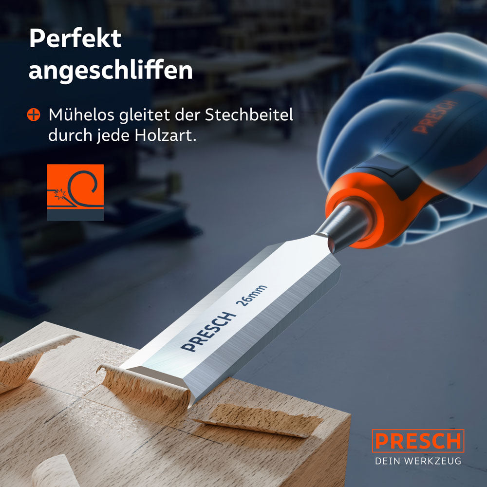 Anwendungsbeispiel: Der scharf angeschliffene 26mm Stechbeitel gleitet mühelos durch das Holz und erzeugt saubere Späne bei der Flächen- und Kantenbearbeitung.