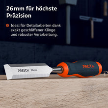 Das Stemmeisen mit 26mm Klingenbreite liegt auf einer Holzbohle; ideal für präzise Arbeiten dank exakt geschliffener Klinge und robuster Verarbeitung.