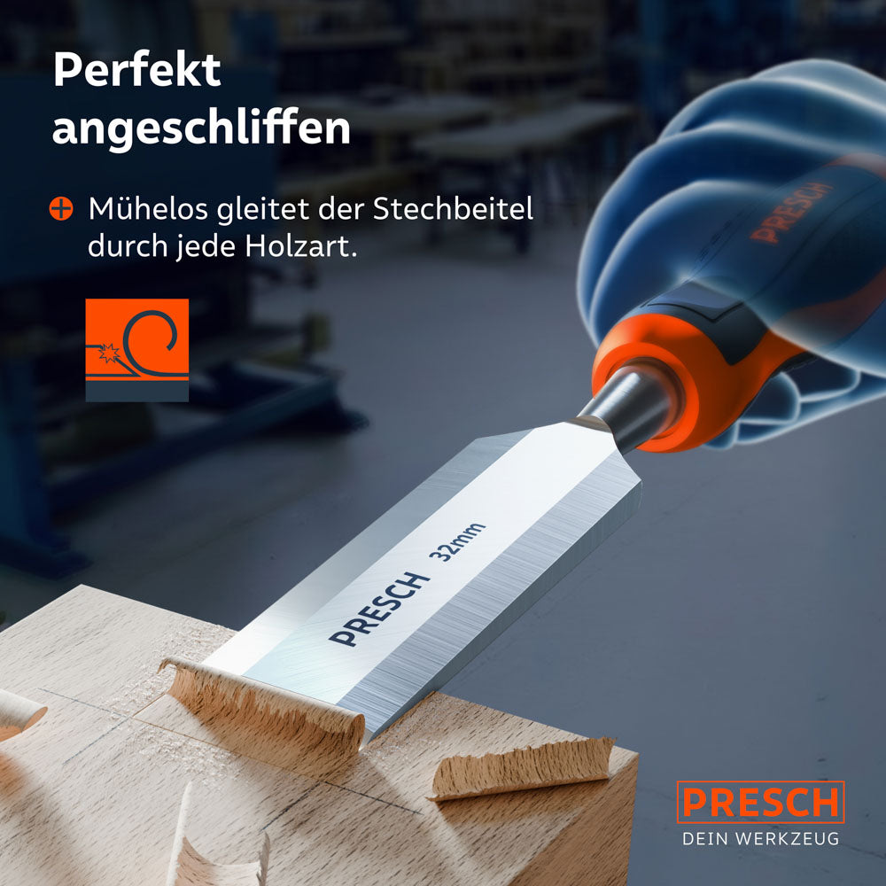 Anwendungsbeispiel: Der scharf angeschliffene 32mm Stechbeitel gleitet mühelos durch das Holz und erzeugt saubere Späne bei der Flächen- und Kantenbearbeitung.