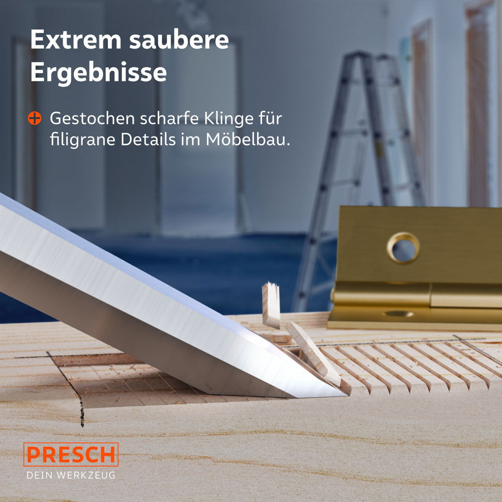 Filigrane Details im Möbelbau: Die gestochen scharfe 32mm Klinge beim präzisen Ausstechen einer Vertiefung für breite Beschläge oder Scharniere.