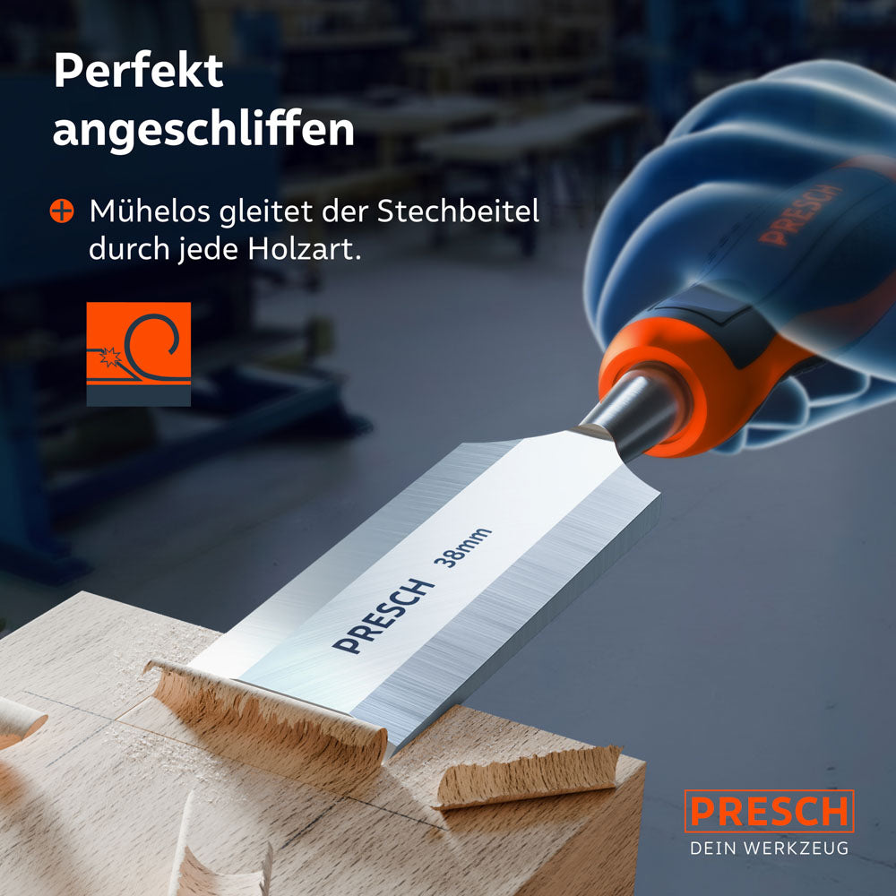 Anwendungsbeispiel: Der scharf angeschliffene 38mm Stechbeitel gleitet mühelos durch das Holz und erzeugt saubere Späne bei der Flächenbearbeitung.