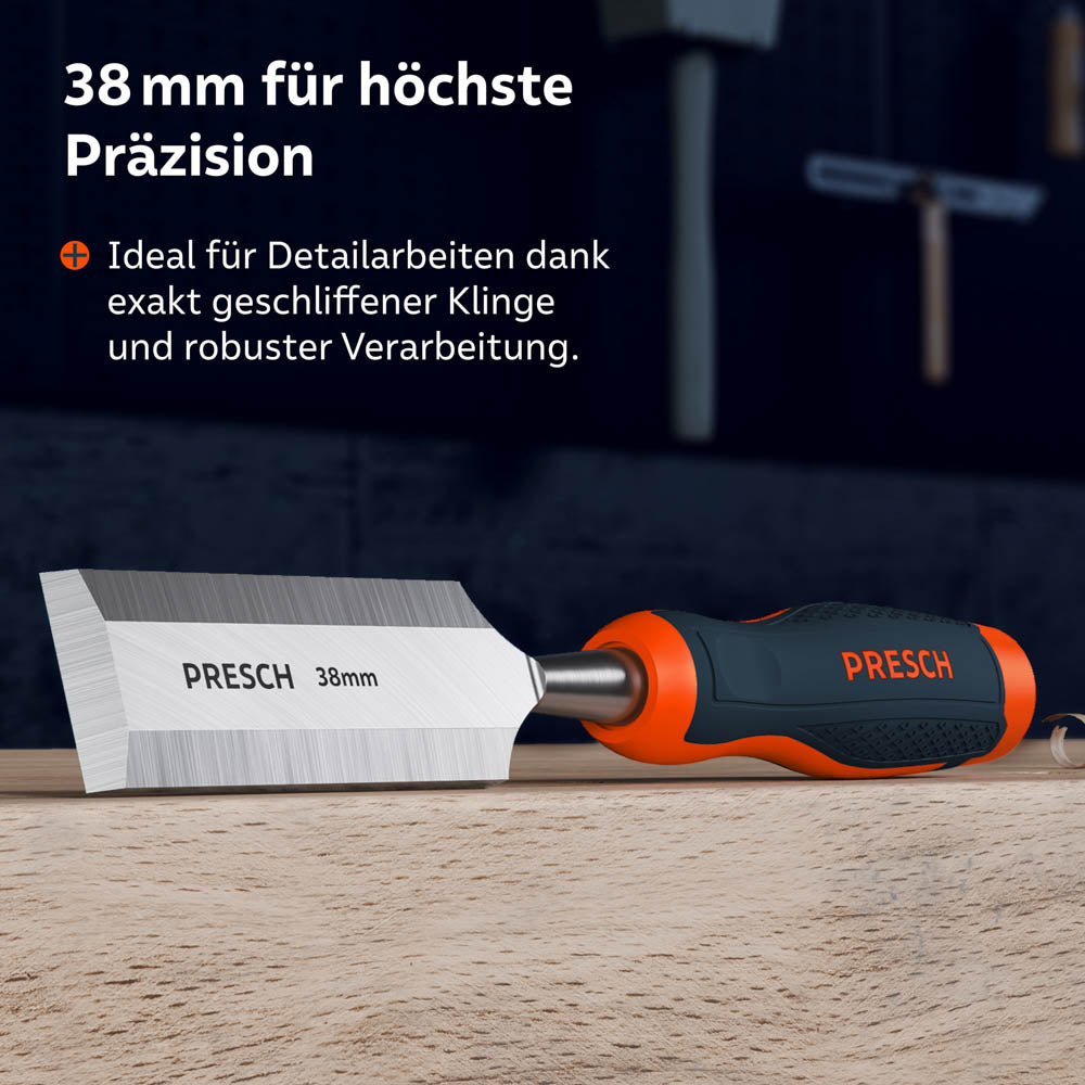 Das Stemmeisen mit 38mm Klingenbreite liegt auf einer Holzbohle; ideal für großflächige Präzisionsarbeiten dank exakt geschliffener Klinge und robuster Verarbeitung.