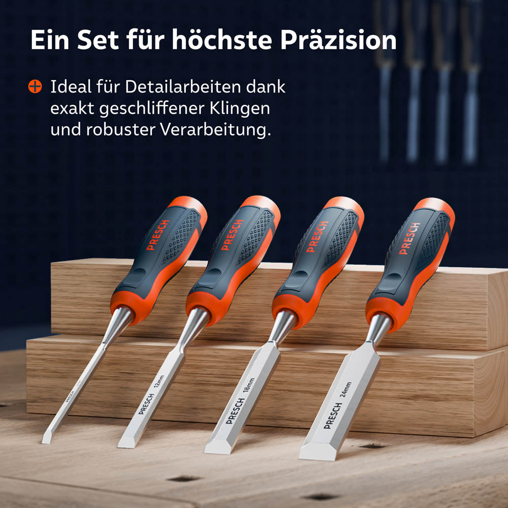 Die vier Stemmeisen des Sets dekorativ auf Holzblöcken angerichtet; ideal für Detailarbeiten dank exakt geschliffener Klingen und robuster Verarbeitung.