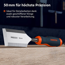 Le burin à lame extra large de 50 mm repose sur une planche en bois ; idéal pour les travaux de grande surface grâce à une lame parfaitement affûtée et une construction robuste.