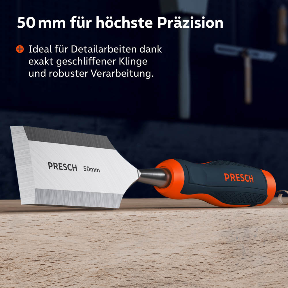 Das Stemmeisen mit extra breiter 50mm Klinge liegt auf einer Holzbohle; ideal für großflächige Arbeiten dank exakt geschliffener Klinge und robuster Verarbeitung.