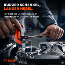 Hand zieht mit einem T-Griff Innensechskantschlüssel eine Schraube am Maschinengehäuse an