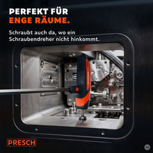 T-Griff Schraubendreher arbeitet durch eine enge Öffnung im Maschineninneren