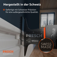 Travail de précision suisse : la lame de scie lors d’une coupe nette sur une bande en plastique ; le marquage « Swiss Made » représente une qualité exceptionnelle dans le travail du bois.