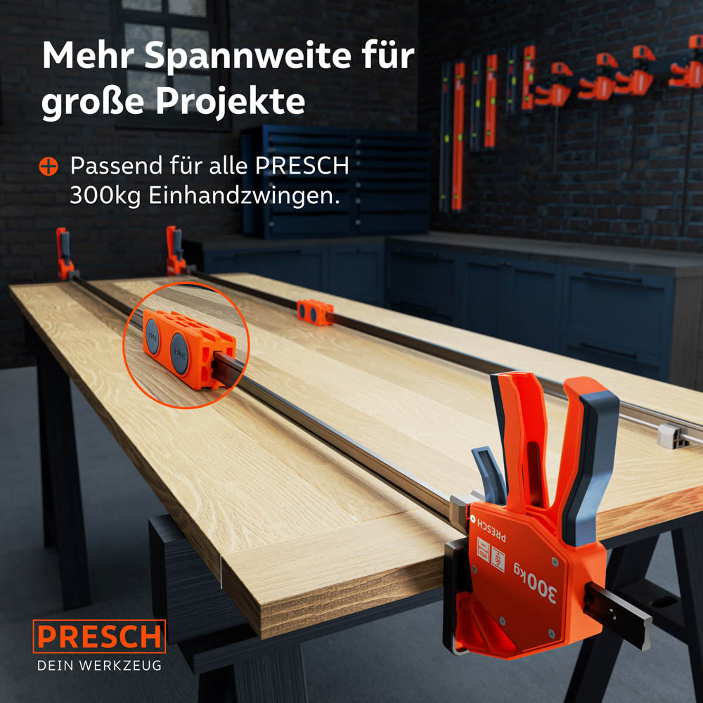 Anwendungsbeispiel in der Werkstatt: Zwei lange 300kg Einhandzwingen sind über die Adapter verbunden, um eine sehr breite Tischplatte auf Arbeitsböcken zu spannen.