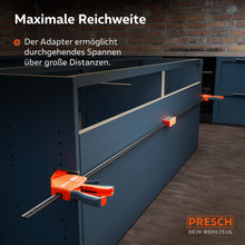 Gebruik in meubelbouw: Twee gekoppelde 300 kg klemmen fixeren een groot keukenonderdeel over de volledige breedte. De adapter maakt doorlopend spannen mogelijk over afstanden die standaardklemmen niet bereiken.