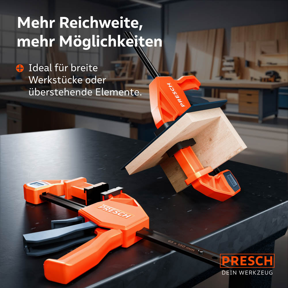 Einsatz bei breiten Werkstücken: Zwei Zwingen mit aufgesteckten Verlängerungsbacken spannen ein schräg liegendes Holzelement auf einer Werkbank. Die Backen ermöglichen das einfache Überbrücken von überstehenden Kanten.