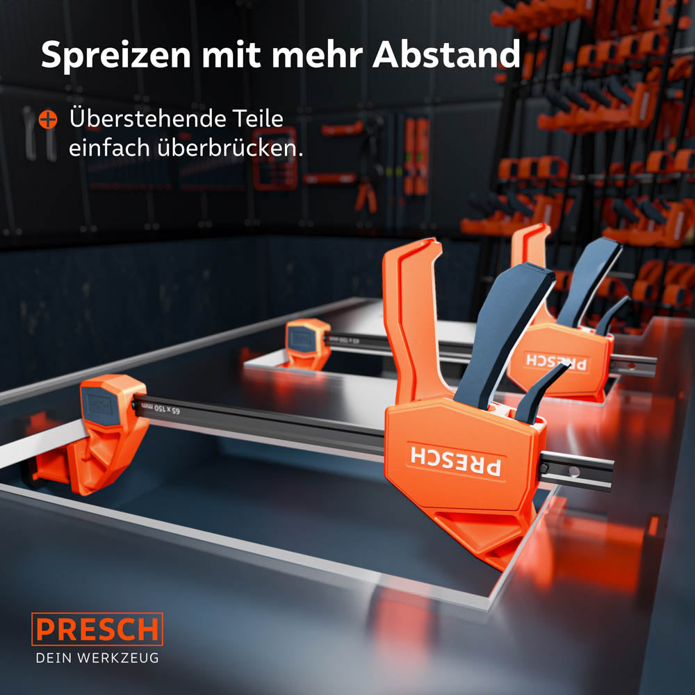 Heavy-Duty Montage: Zwei Einhandzwingen werden im Spreizmodus mit Verlängerungsbacken genutzt, um Bauteile in einem Rahmen stabil auf Distanz zu halten.