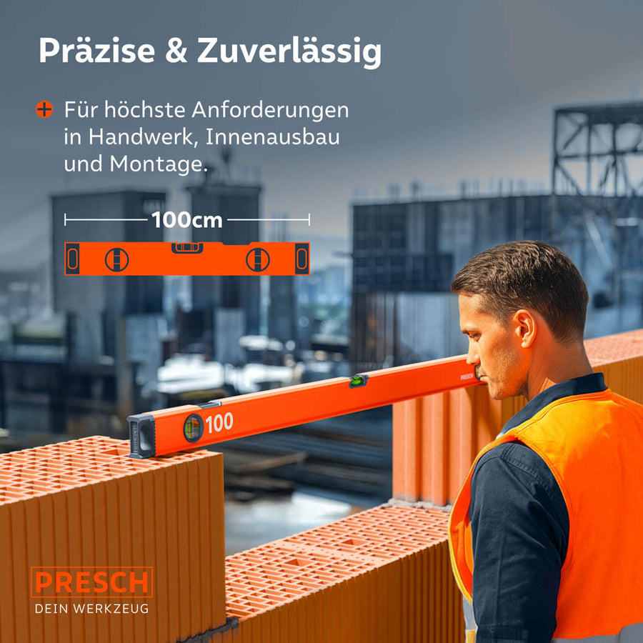 Een vakman gebruikt de PRESCH 100cm waterpas op een bouwplaats voor de precieze uitlijning van metselstenen, waarbij de compacte afmetingen en de robuustheid voor de ruwbouw worden benadrukt.