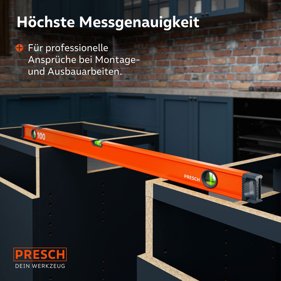 Gebruik van de 100 cm waterpas bij het uitlijnen van keukenkasten in het interieurontwerp, wat de professionele meetnauwkeurigheid bij montagewerk onderstreept.