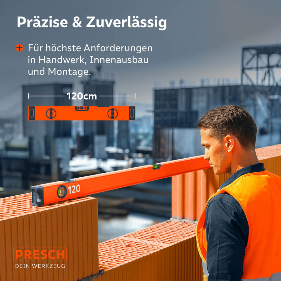 Ein Handwerker nutzt die PRESCH 120cm Wasserwaage auf einer Baustelle zur präzisen Ausrichtung von Mauersteinen, wobei die kompakten Maße und die Robustheit für den Rohbau verdeutlicht werden.