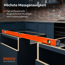 Einsatz der 120cm Wasserwaage beim Ausrichten von Küchenschränken im Innenausbau, was die professionelle Messgenauigkeit bei Montagearbeiten unterstreicht.