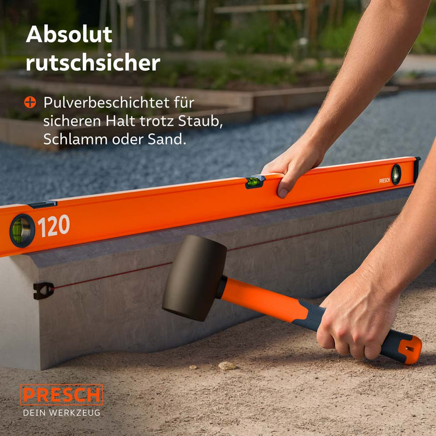Anwendung der PRESCH Wasserwaage im Gartenbau beim Setzen von Randsteinen; die hochwertige Pulverbeschichtung garantiert einen absolut rutschsicheren Halt und optimale Handhabung des Werkzeugs trotz Baustellenstaub und Sand.