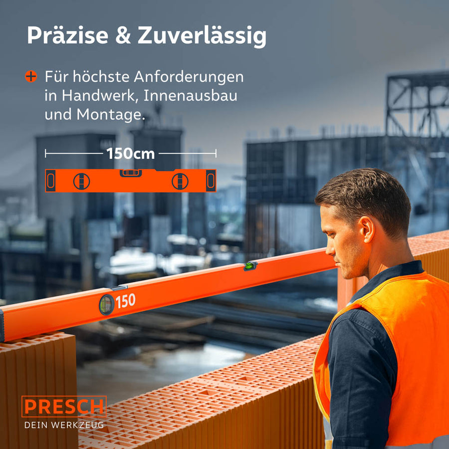 Ein Handwerker nutzt die PRESCH 150cm Wasserwaage auf einer Baustelle zur präzisen Ausrichtung von Mauersteinen, wobei die kompakten Maße und die Robustheit für den Rohbau verdeutlicht werden.