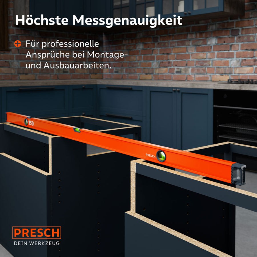 Einsatz der 150cm Wasserwaage beim Ausrichten von Küchenschränken im Innenausbau, was die professionelle Messgenauigkeit bei Montagearbeiten unterstreicht.