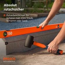 Anwendung der PRESCH Wasserwaage im Gartenbau beim Setzen von Randsteinen; die hochwertige Pulverbeschichtung garantiert einen absolut rutschsicheren Halt und optimale Handhabung des Werkzeugs trotz Baustellenstaub und Sand.