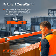 Ein Handwerker nutzt die PRESCH 200cm Wasserwaage auf einer Baustelle zur präzisen Ausrichtung von Mauersteinen, wobei die kompakten Maße und die Robustheit für den Rohbau verdeutlicht werden.