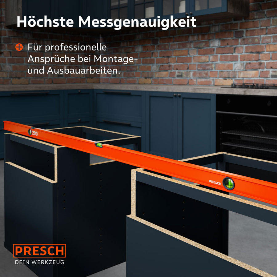Einsatz der 200cm Wasserwaage beim Ausrichten von Küchenschränken im Innenausbau, was die professionelle Messgenauigkeit bei Montagearbeiten unterstreicht.